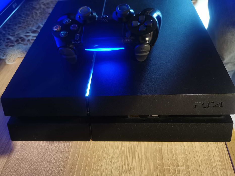 Playstation 4 с джойстик  и игри