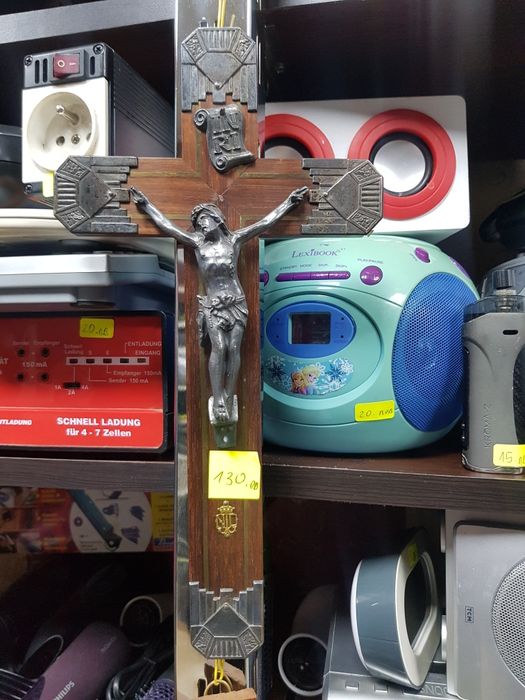 Най-различни модели кръстове купени са от Франция