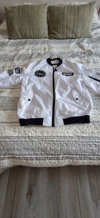Vand geaca Pull & Bear nou nout culoare alba impecabila pretul este fi