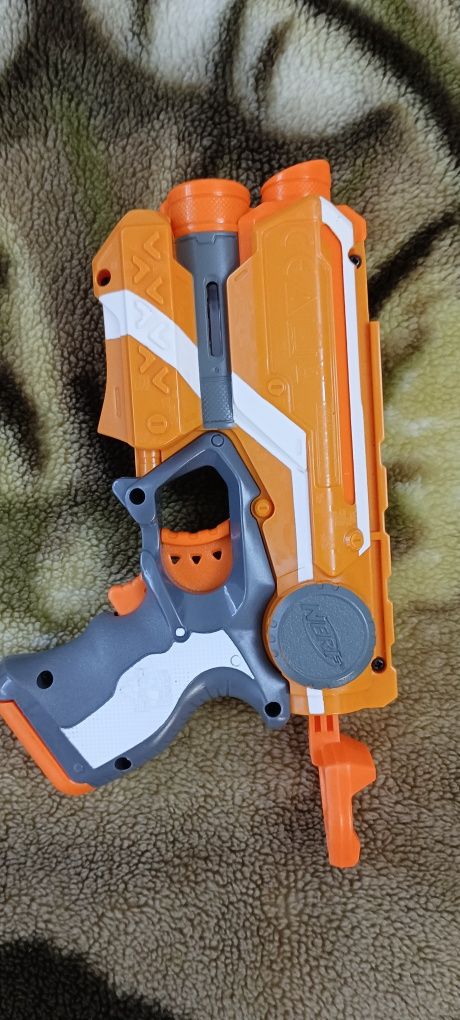 Nerf пистолет момчета