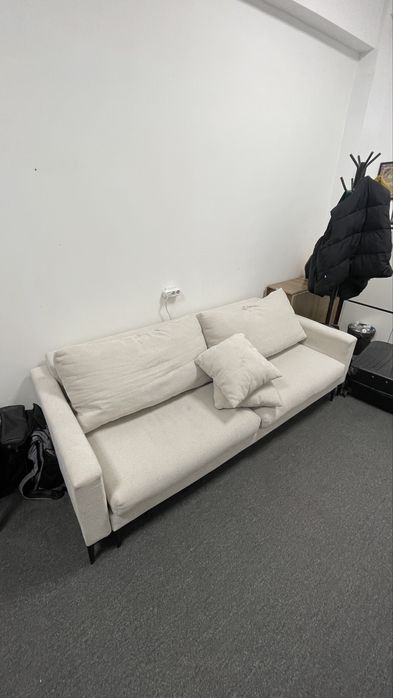 Красивый молочный диван