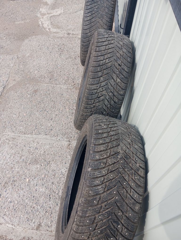 Продам зимнюю резину R-15. R-16.