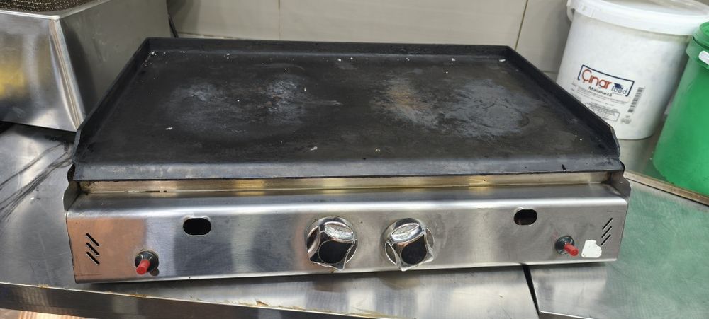 Se vind plita mare pe gaz + grătar cu pietre galvanice