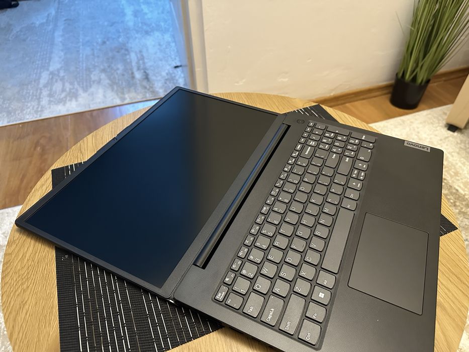Lenovo V15 G2 i5 8gb ram intel iris xe