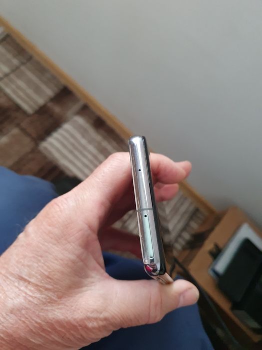 Продавам два телефона samsung s10  оригинални работят батерията е добр