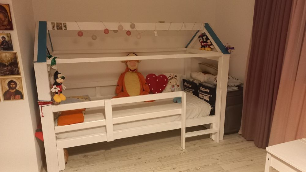 Vând cadru pătuț copii în formă de căsuță.