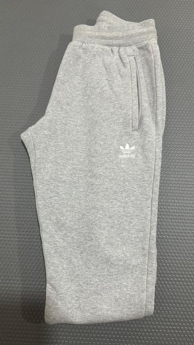 Pantaloni Adidas si Nike