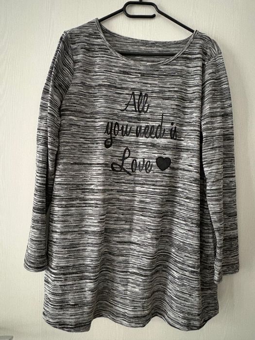 Bluza lunga cu maneca lunga cu mesaj