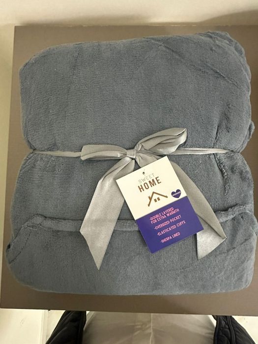 Дебело зимно одеяло с ръкави и качулка