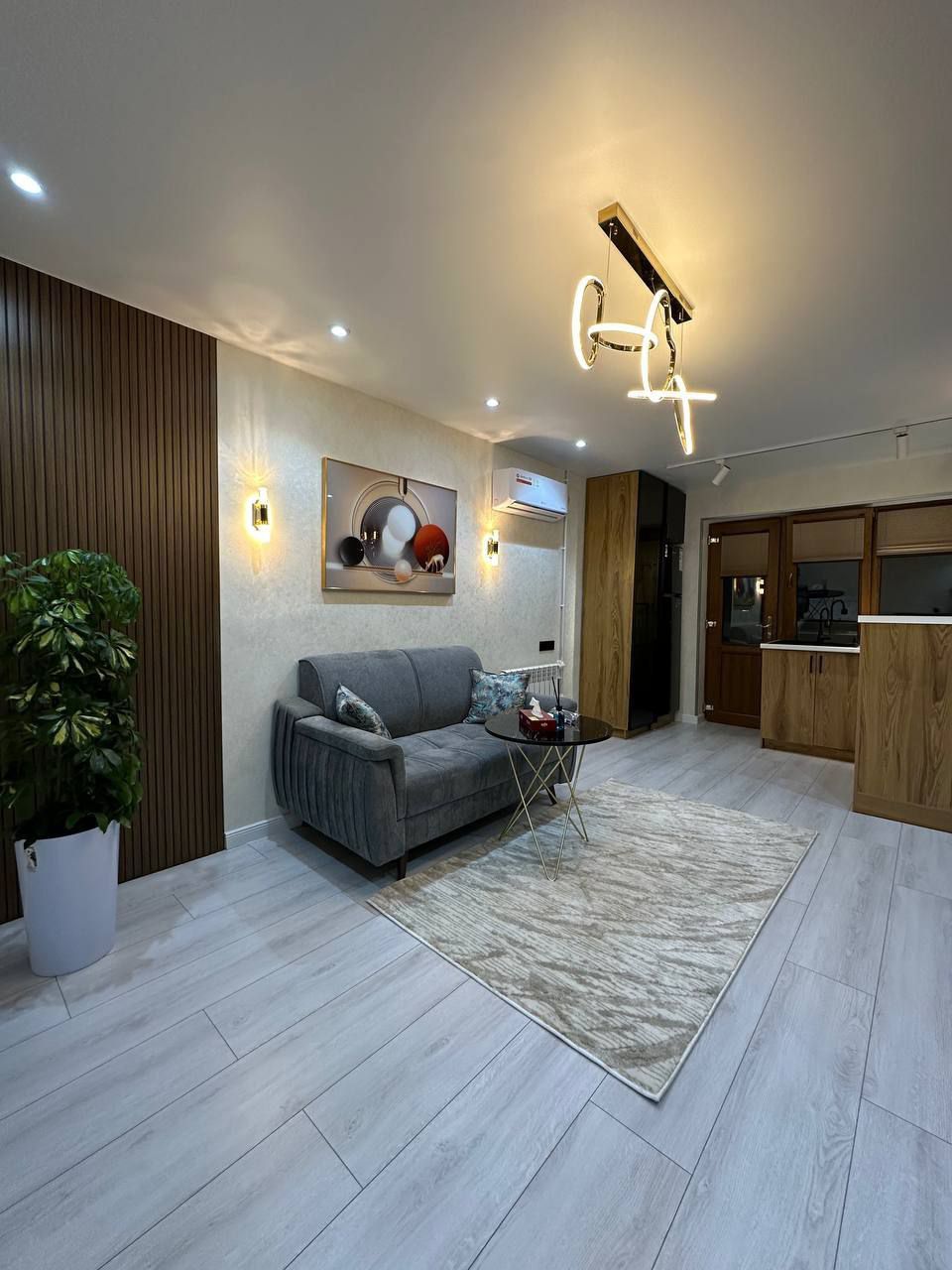 Срочно продается 1в2 комнатная квартира,Ш.Руставели, цветочный базар