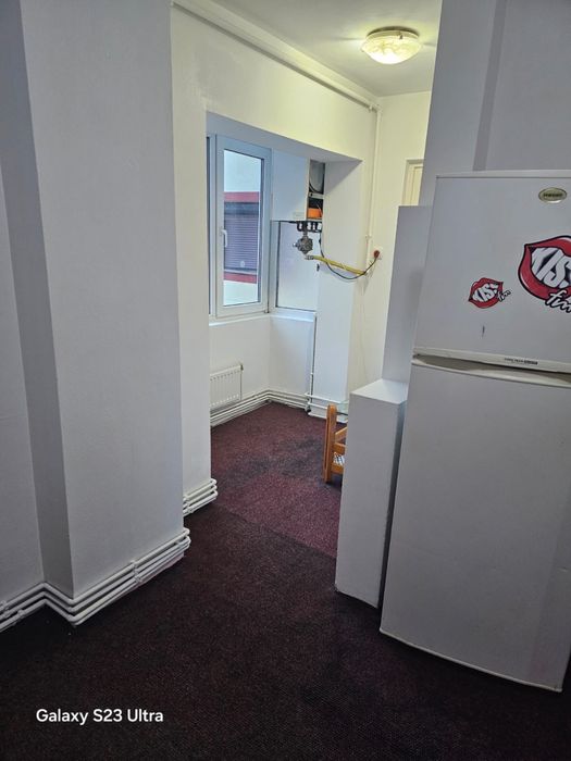 Proprietar inchiriez apartament 3 camere, decomandat, situat central i