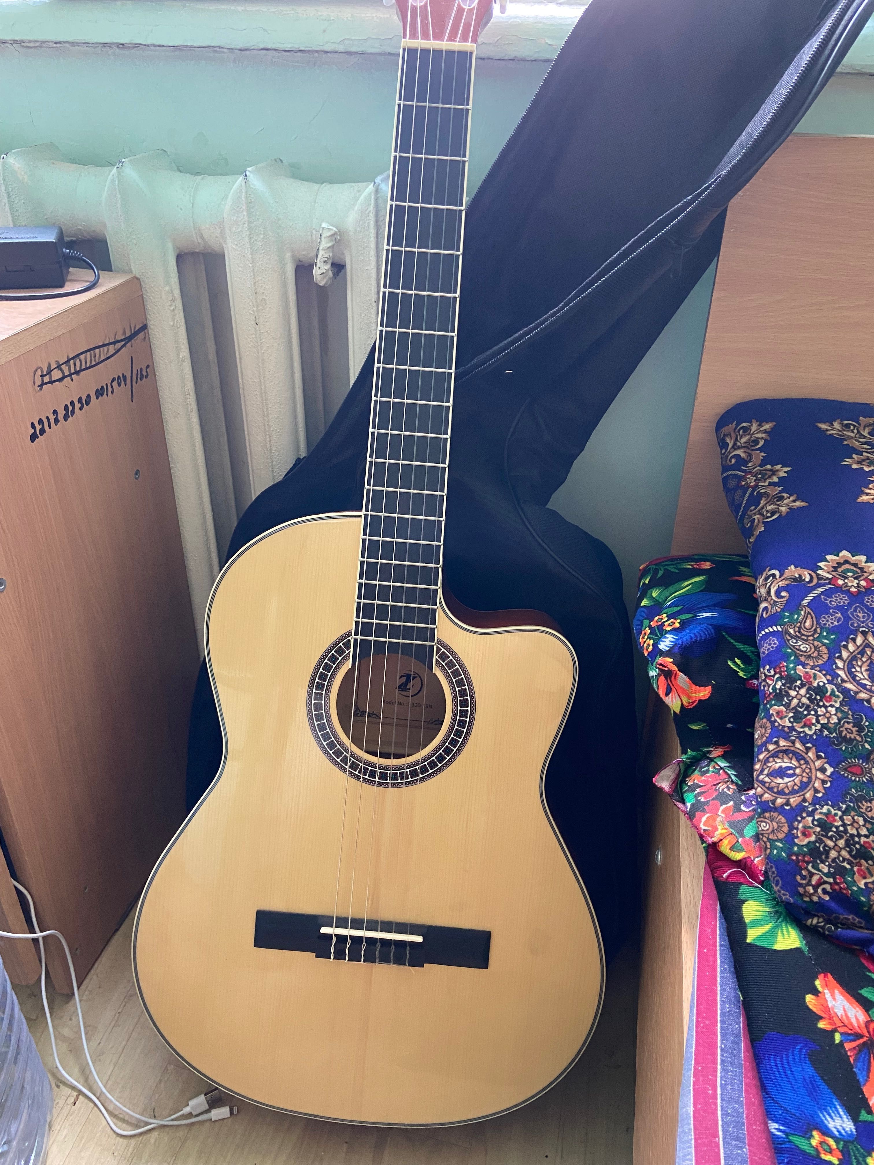 Gitara sotiladi.