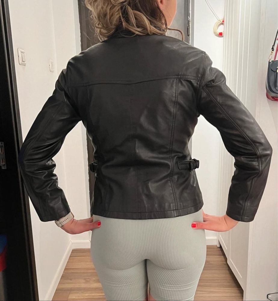 Geaca de piele neagra