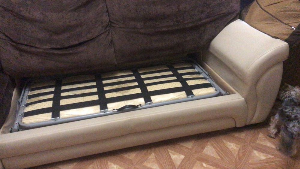 Продам мягкуий уголок, ткань коричневый вилюр с белой кожей