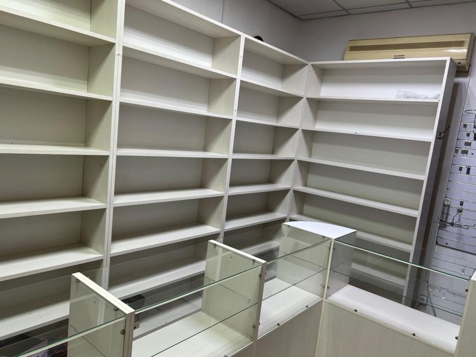 Срочно продам стеллажи и витрину