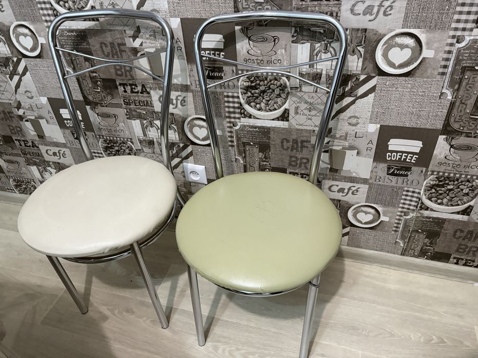 Стол со стульями на кухню