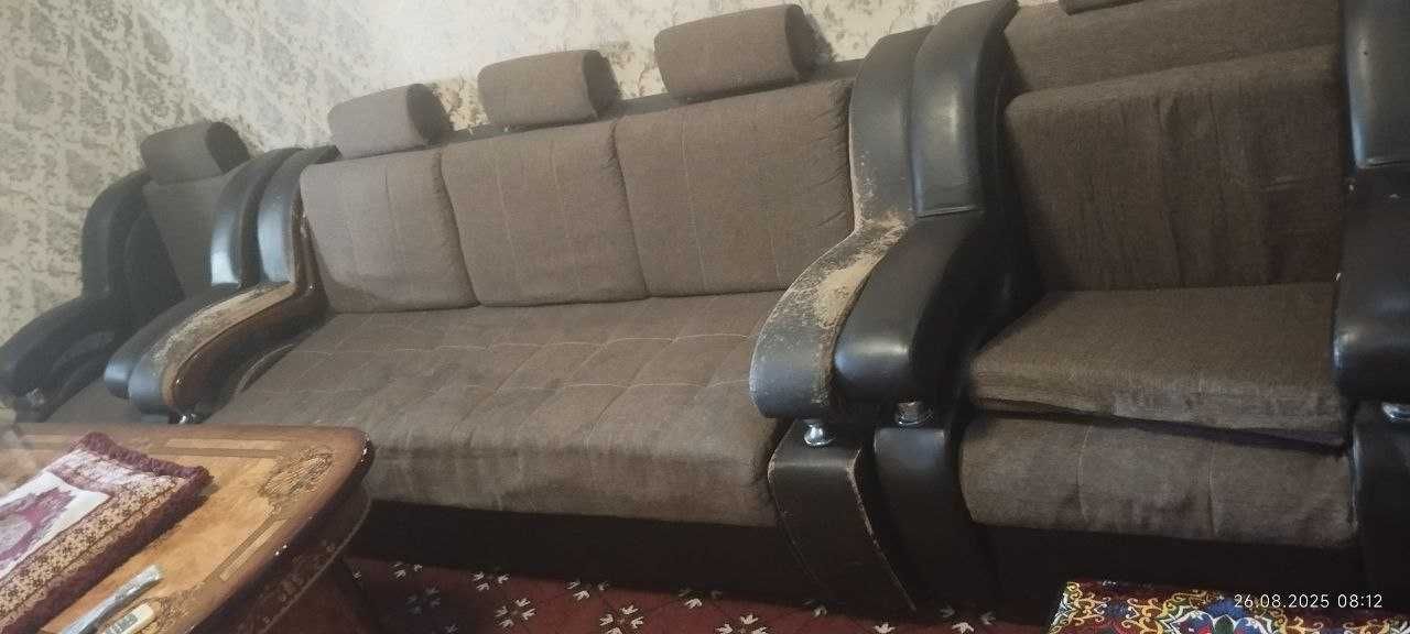 Продается б/у мебель. Уголок и стол