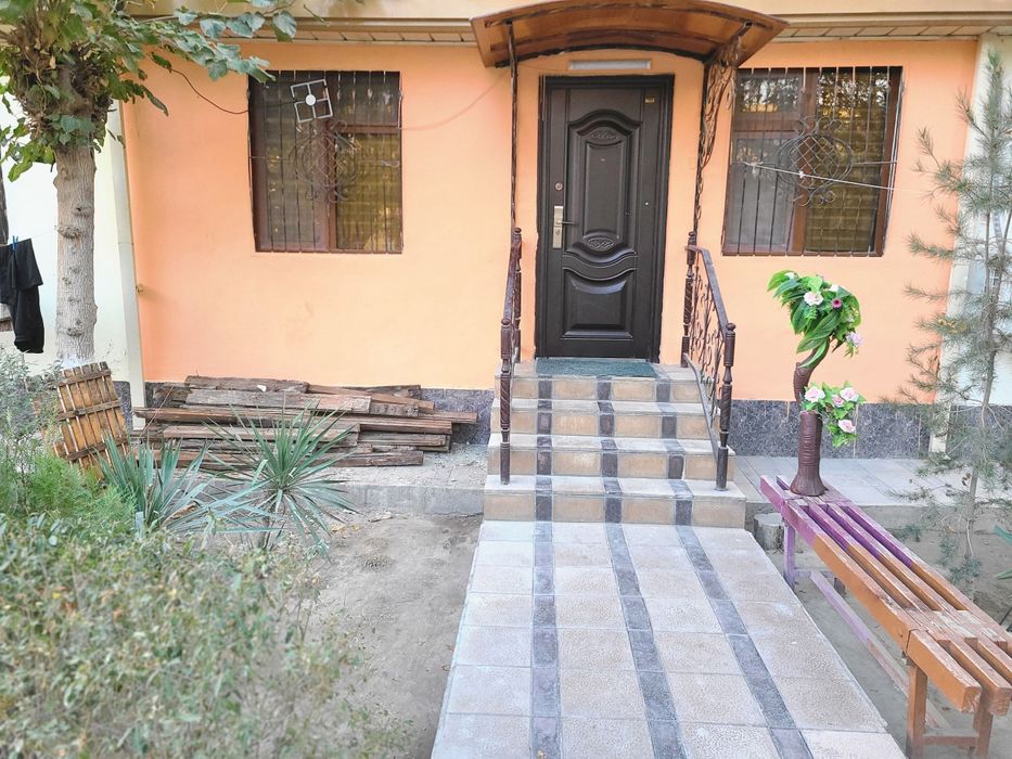 Сотилади.. 2 хона 1 этаж, Берёзка, 1 микрорайон