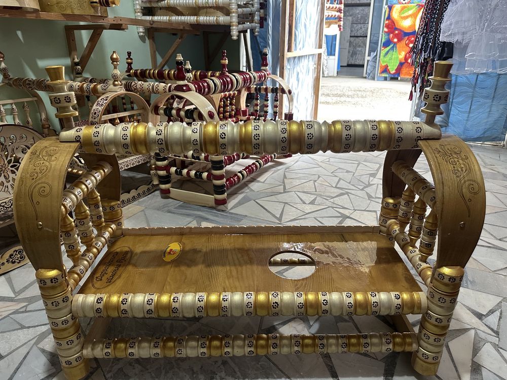 Xamrondil beshek rangi gold va oq aralshgan