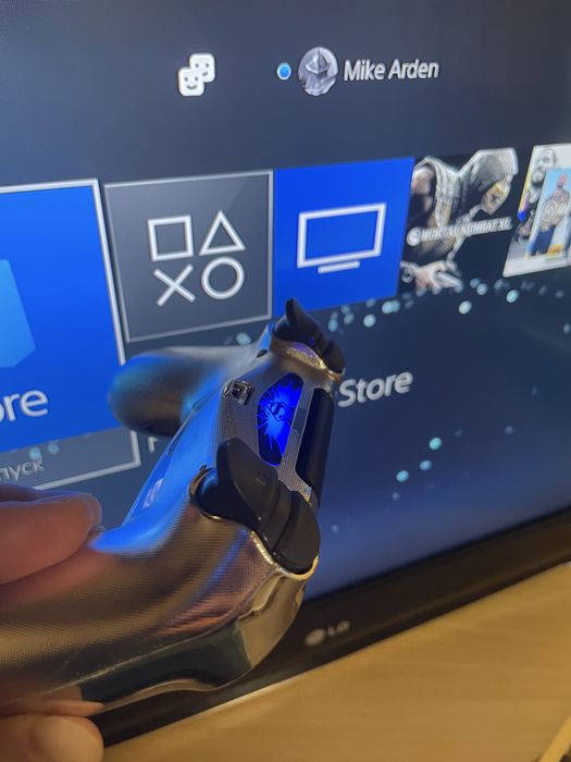 PLAYSTATION 4 slim - 2 джойстика + 7 игри на диск