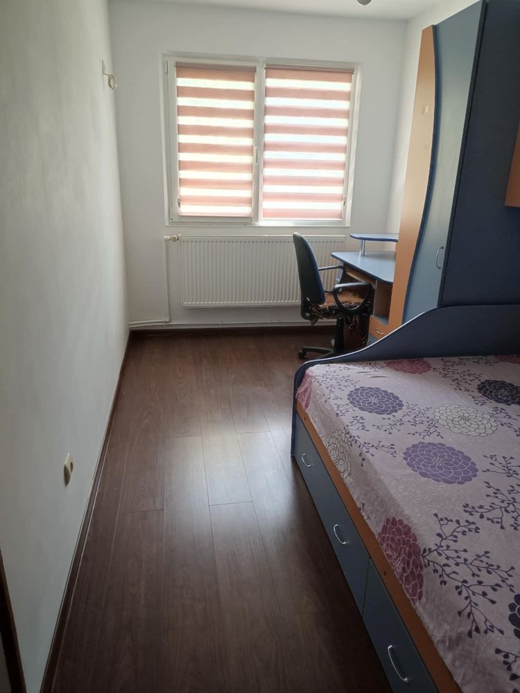 Închiriez apartament cu 3 camere