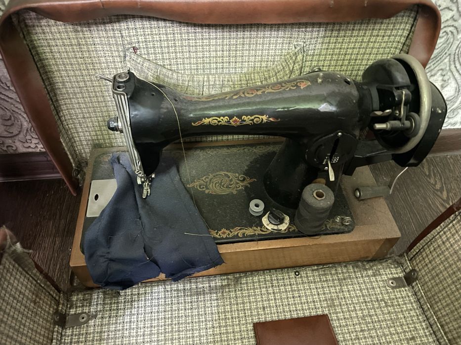 Продаю старинную швейную машинку Подольск.