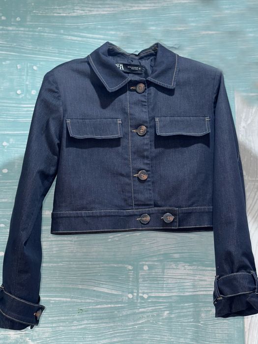 Женская укороченная джинсовая куртка