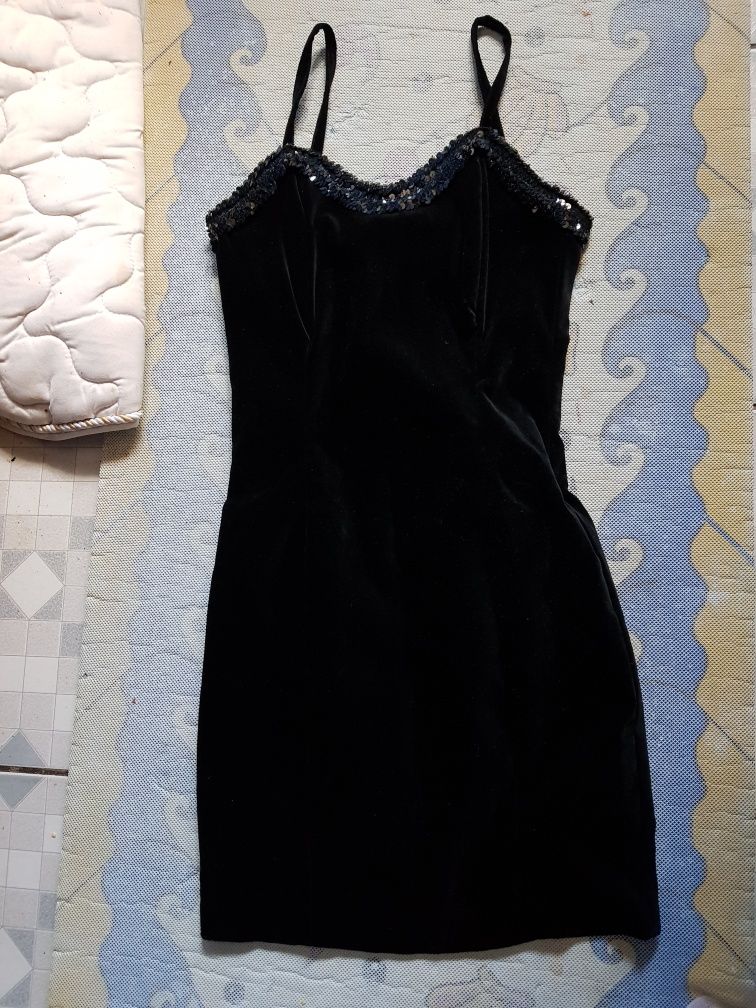 Rochie neagră din catifea cu piaete