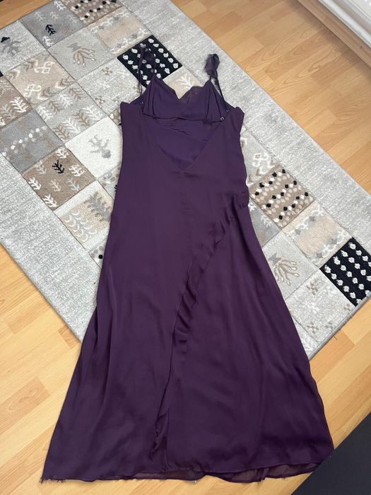 Rochie cu spate gol crapata pe picior