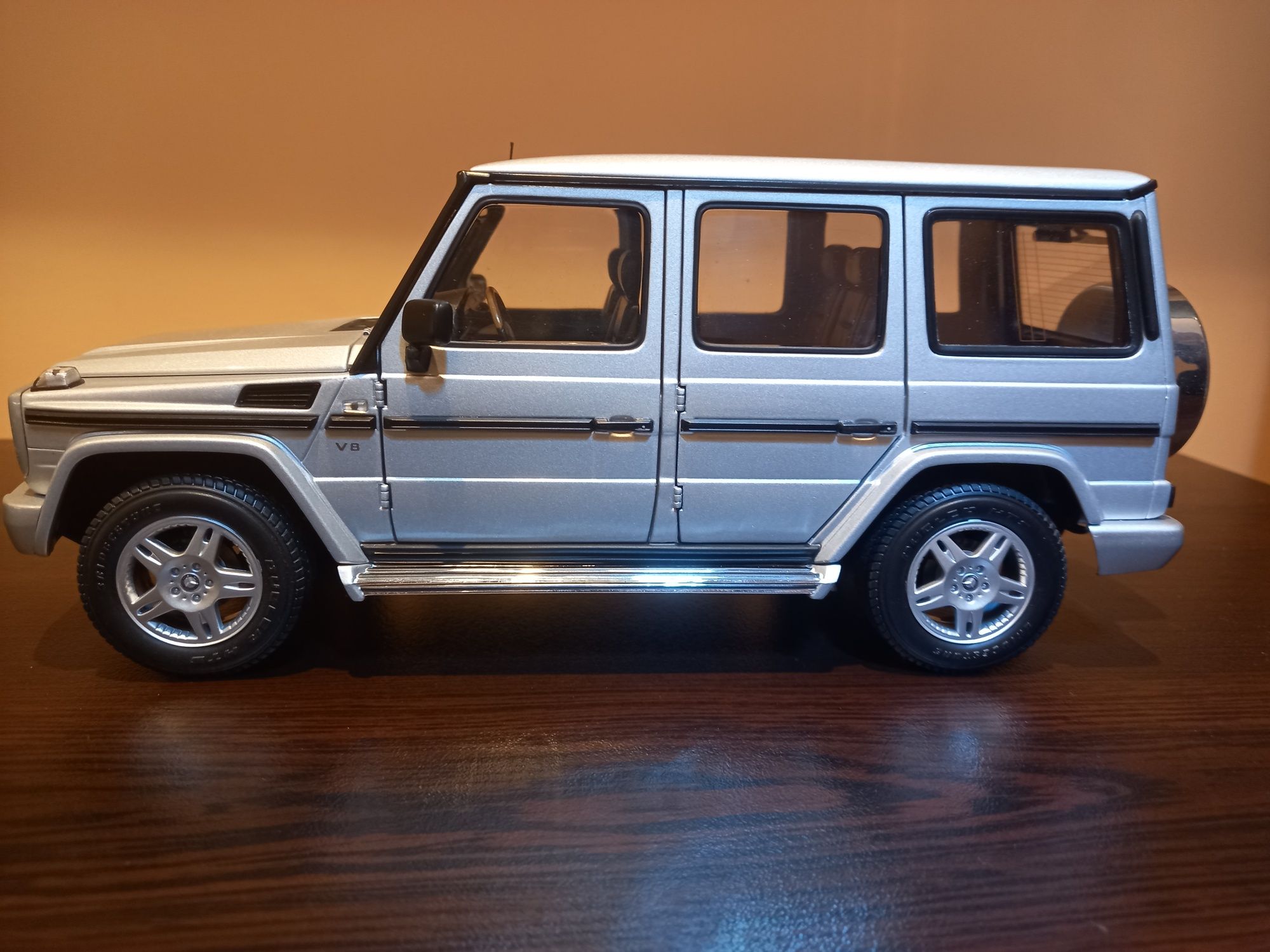 Mercedes v8  G500 auto art 1:18