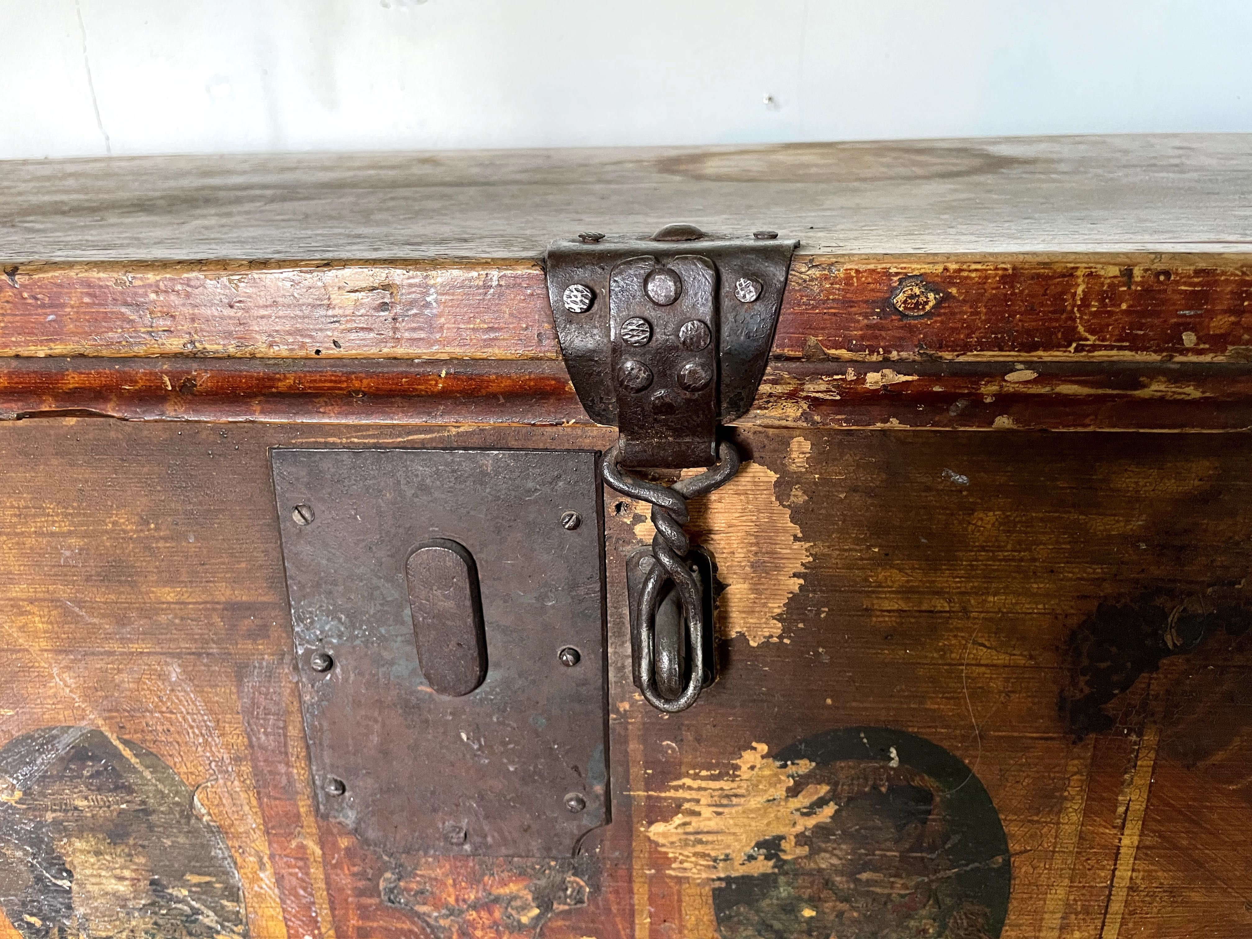 Cufăr vintage din lemn și metal – autentic, cu patină de colecție
