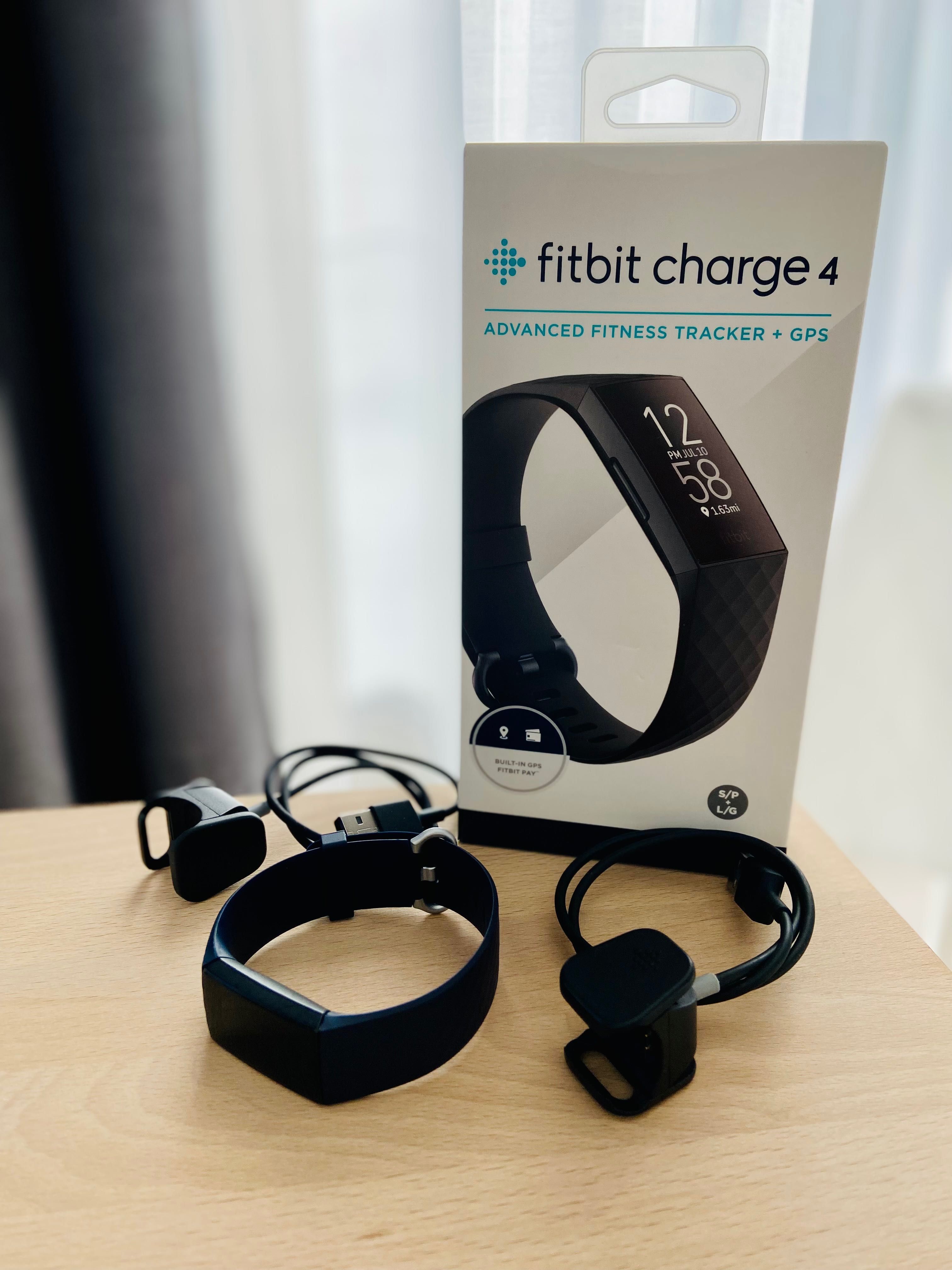 Fitbit Charge 4 с подарък допълнително ново зарядно и нови кайшки