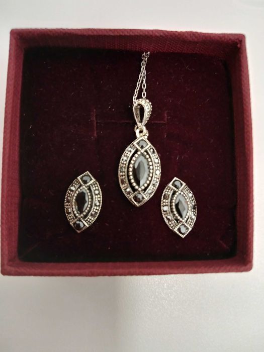 De vanzare set cercei si lantisor din argint cu piatra neagra