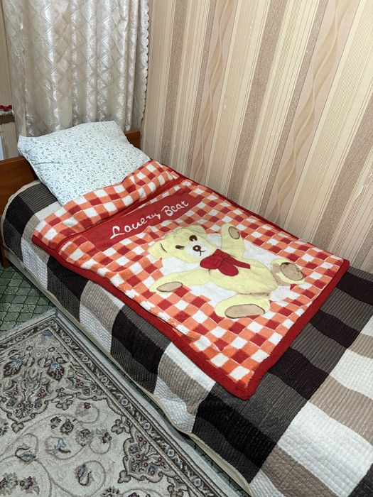 Две кровати, шкаф-пенал и стол рабочий