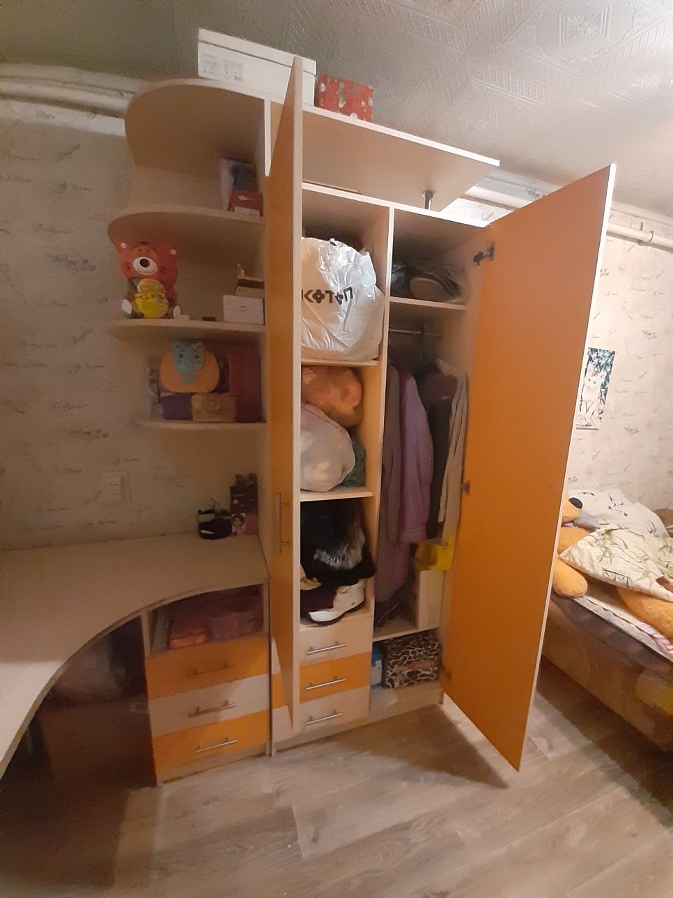 Угловой шкаф в детскую комнату
