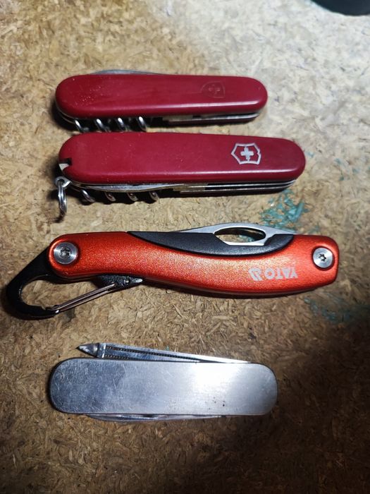Lot 4 bricege 2 victorinox 2 panoplii