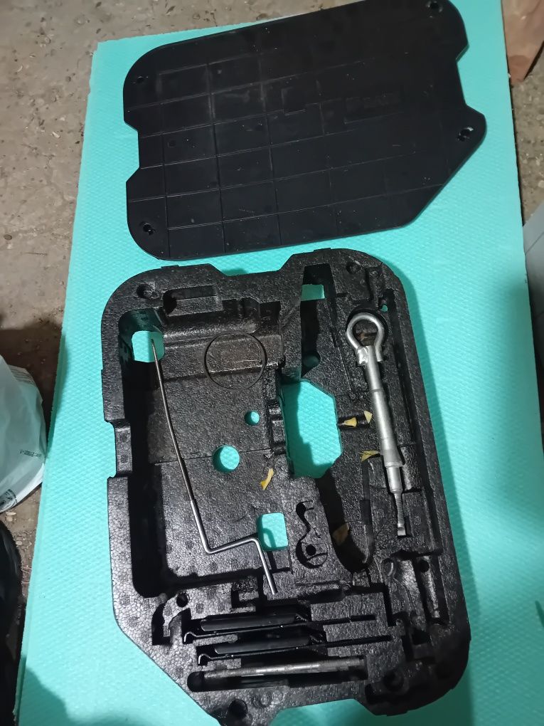 Citroen C4 Picasso 2010:cui tractare,lampa haion