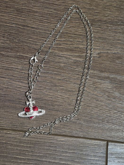 Lănțișor tip Vivienne Westwood in forma de inima roșie