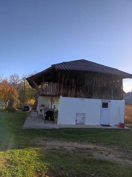 Două case cu mult teren