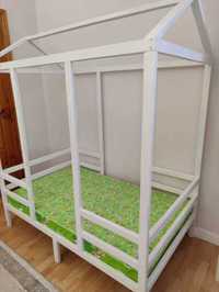 Кровать детская из натурального дерева размер 150*90