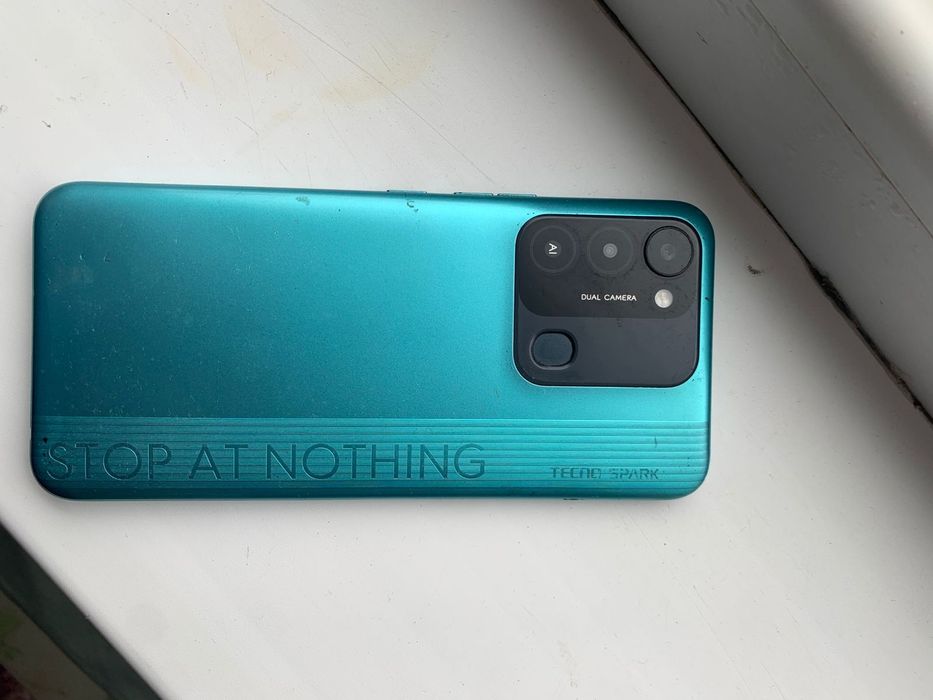 Продам телефон tecno spark 8c