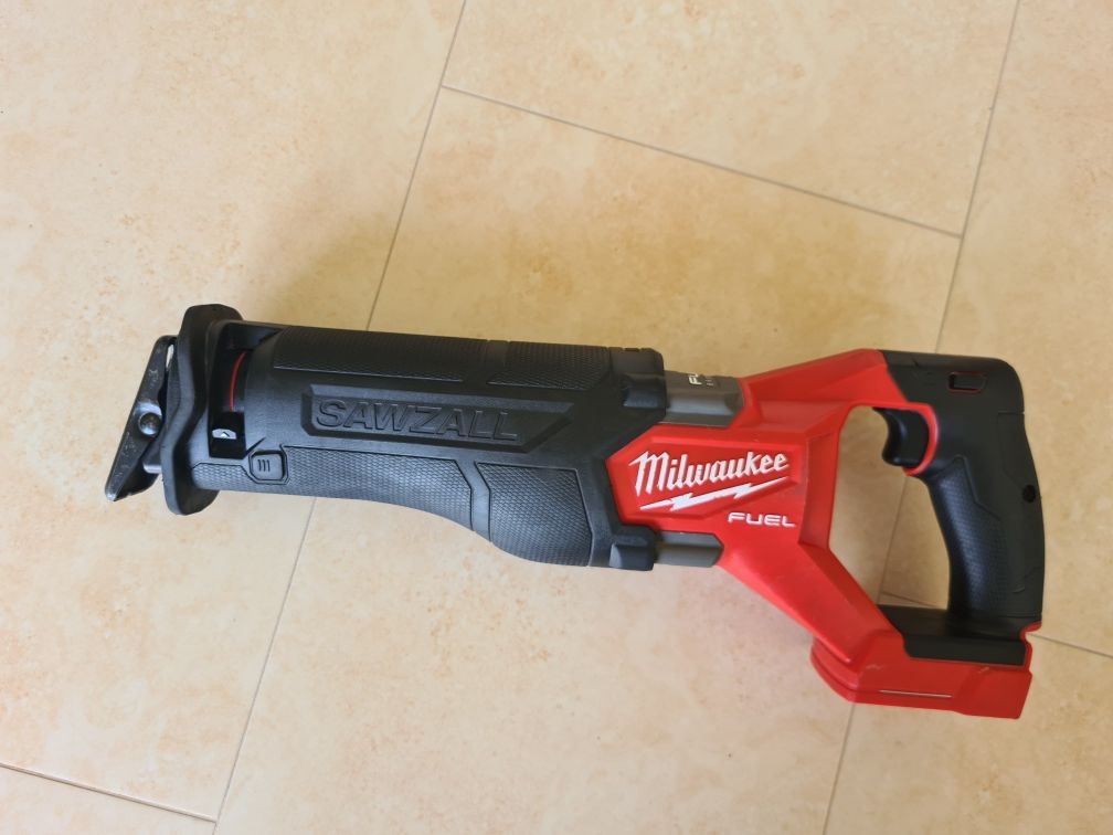 Milwaukee M 18 FSZ - fierastrau sabie