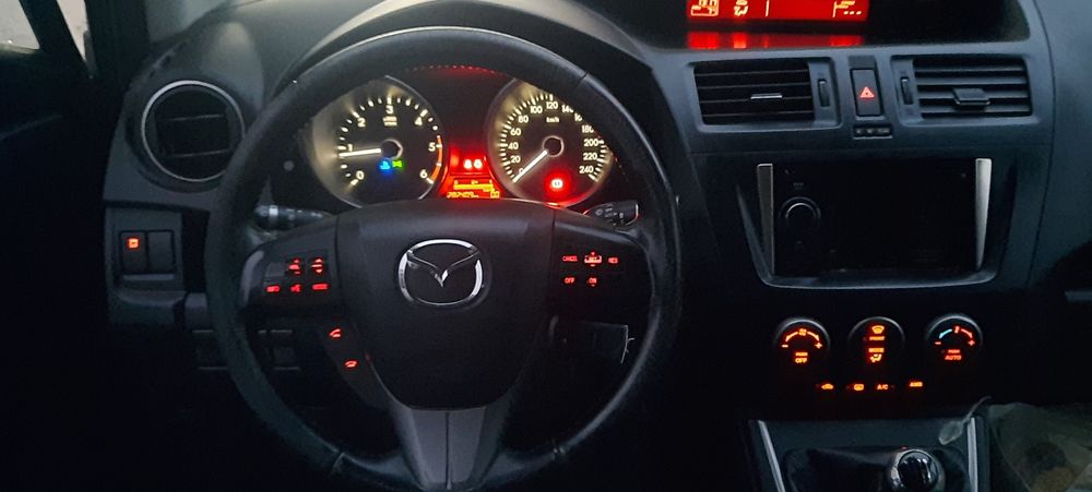 Vând Mazda noastră de Familie   ruleza excelent 7locuri  6 viteze etc.