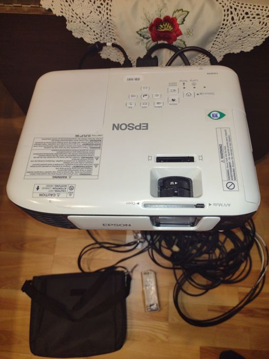 Videoproiector Epson EB-X41 cu suport de prindere și cabluri de 10 m