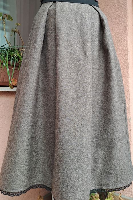 Лот от вълнена пола и пуловер,р-р М/Л