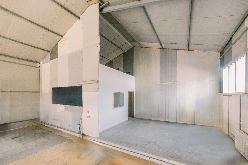 Ofer spre închiriere hală de 160 m²+ curte de 180 m²