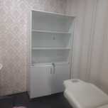 Shkaf kasmetolog va salon uchun