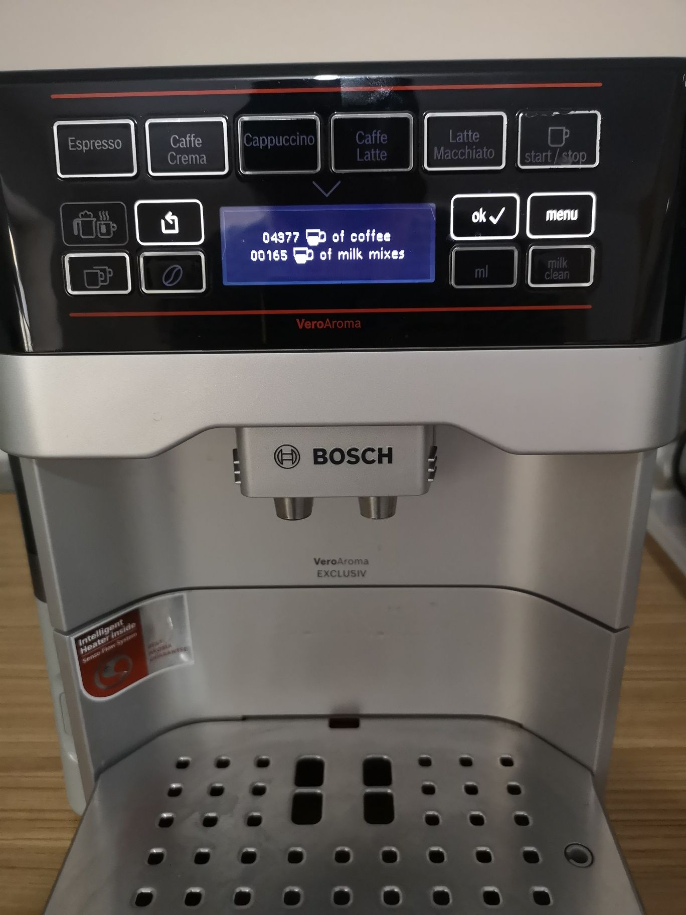 Expresor Automat Bosch Veroaroma touchscreen cafea boabe și măcinata.