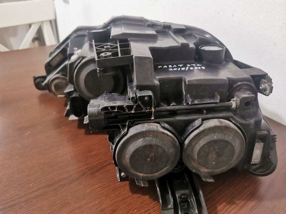 Far stânga vw pasat an 2015/2019