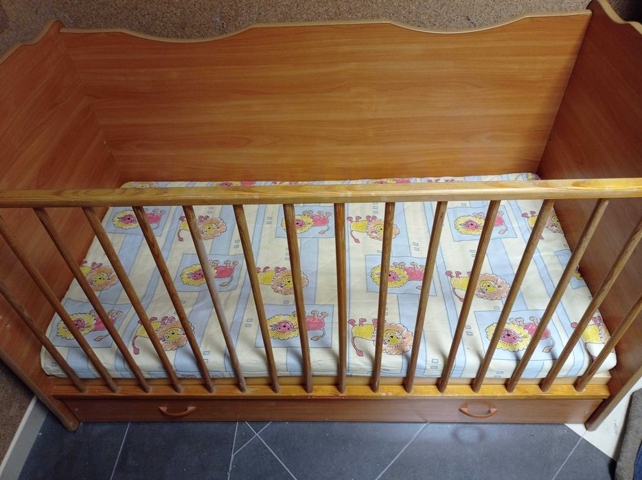 Комбинирано детско или бебешко легло / креватче с чекмедже за дрехи